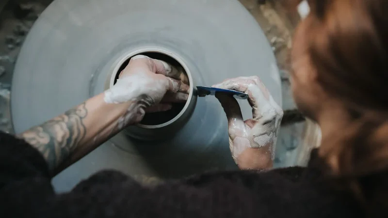 Cours de tournage poterie Beaune - Atelier Romane