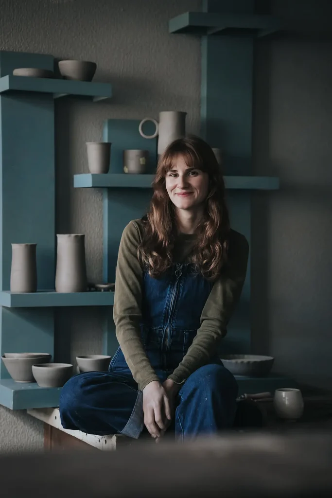 Portrait de Romane dans son atelier de poterie à Beaune